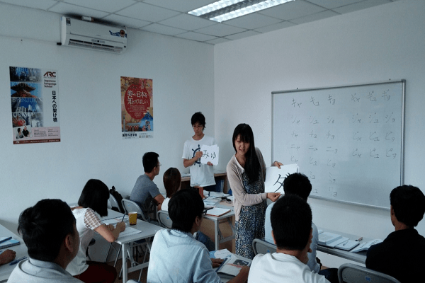 Tham gia các lớp học tiếng Hàn để cải thiện kỹ năng